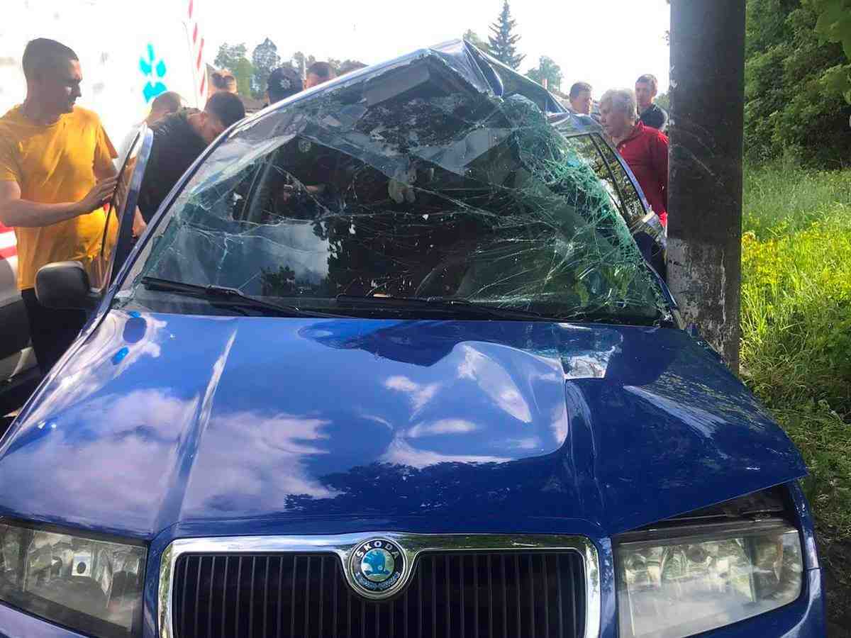На Львівщині рятувальники деблокували водія, якого затисло в автівці