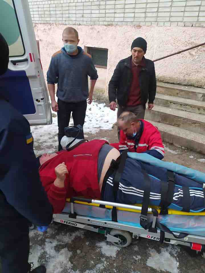 На Львівщині рятувальники допомогли медикам транспортувати травмованого 140-кілограмового чоловіка (фото)