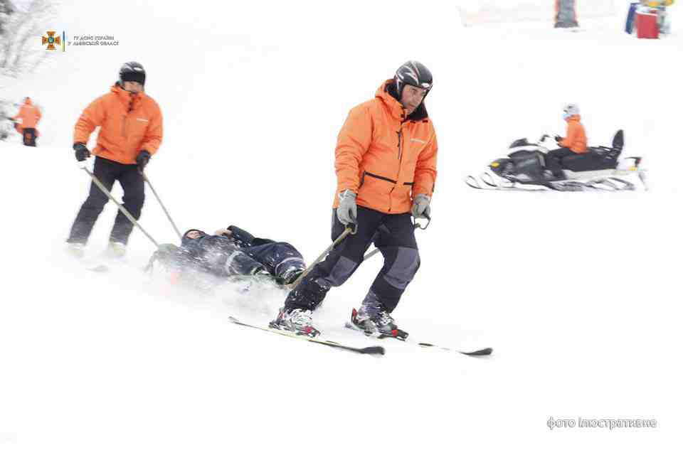 На Львівщині рятувальники допомогли травмованій під час катання на лижах дитині