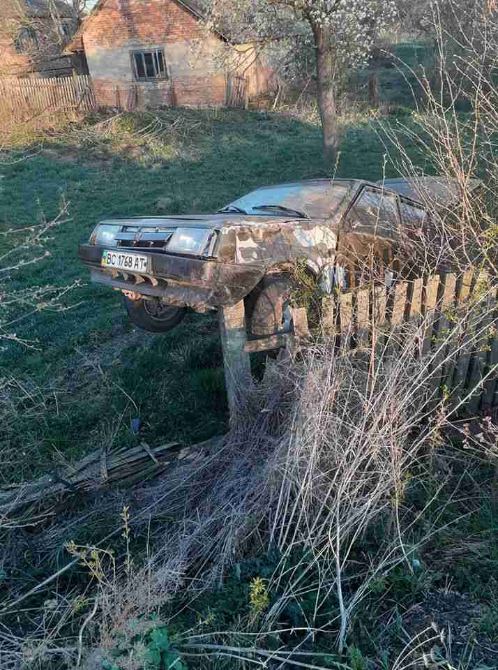 На Львівщині селянин виявив на подвір’ї автомобіль, який налетів на паркан (фото)