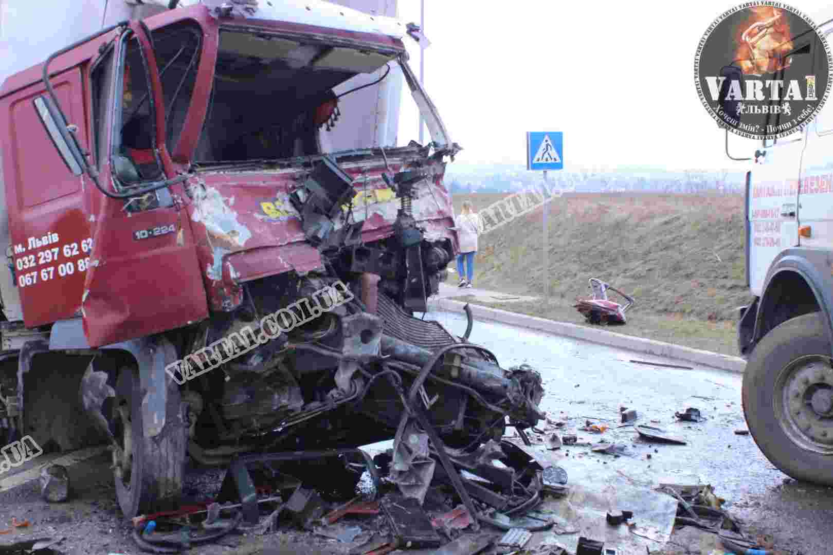 На Львівщині сталася масштабна ДТП за участі вантажівок: подробиці (відео, фото)