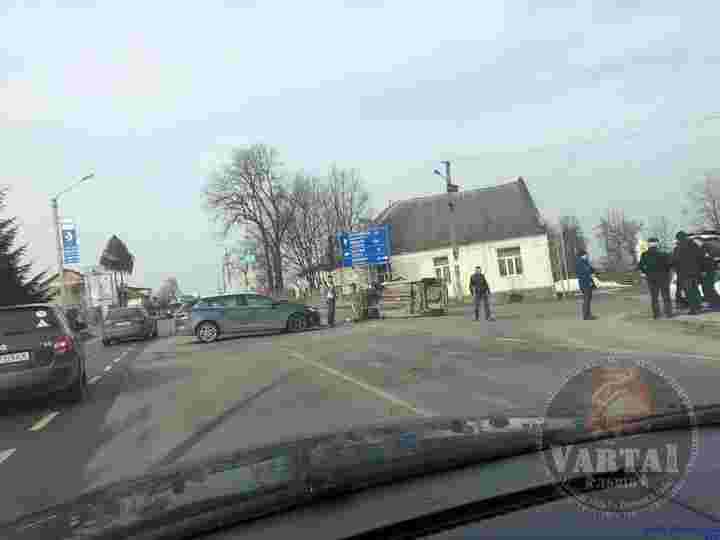 На Львівщині внаслідок зіткнення у ДТП перекинувся автомобіль (фото)