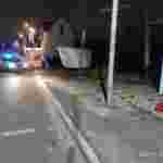 На Львівщині водій вночі зніс зупинку і врізався в стіну (фото)