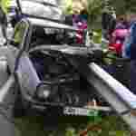 Відбійник проштрикнув автомобіль наскрізь: на Львівщині після ДТП водія «вирізали» рятувальники (ФОТО)