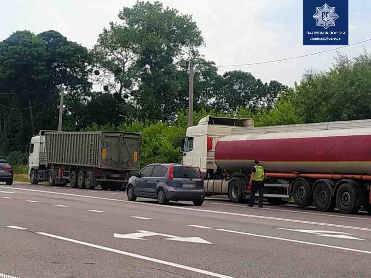 На Львівщині ввели обмеження для руху вантажівок (ФОТО)