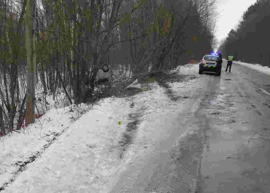 На Львівщині за добу перекинулись два автомобілі, чотири людини травмовані (фото)
