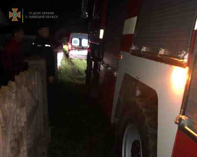 На Львівщині застряг автомобіль швидкої медичної допомоги, який перевозив хвору людину (ФОТО)