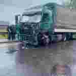 На Львівщині зіткнулися дві вантажівки та легковик (фото, відео)