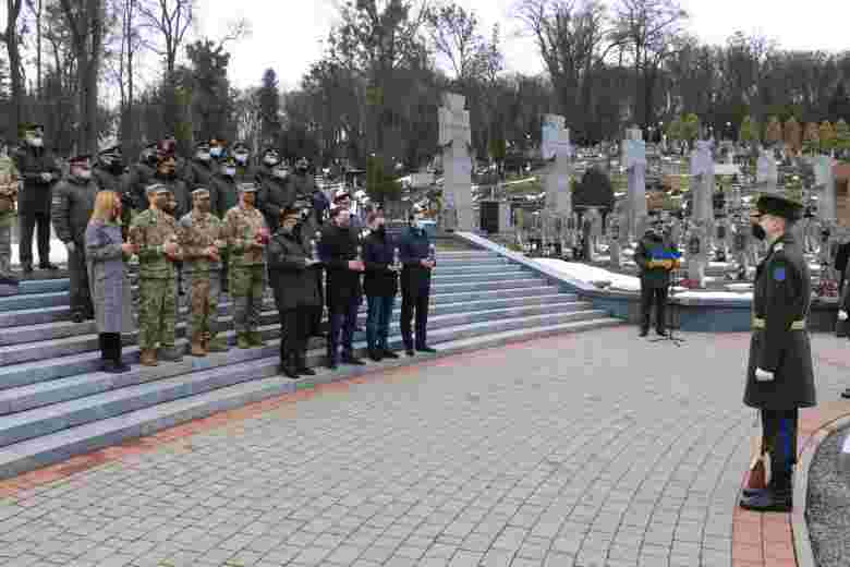 На Личаківському кладовищі українські та американські військові вшанували пам`ять загиблих воїнів