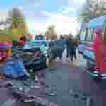 На об’їзній дорозі Яворова ДТП за участі вантажівки та легковика, є постраждалі (ФОТО)