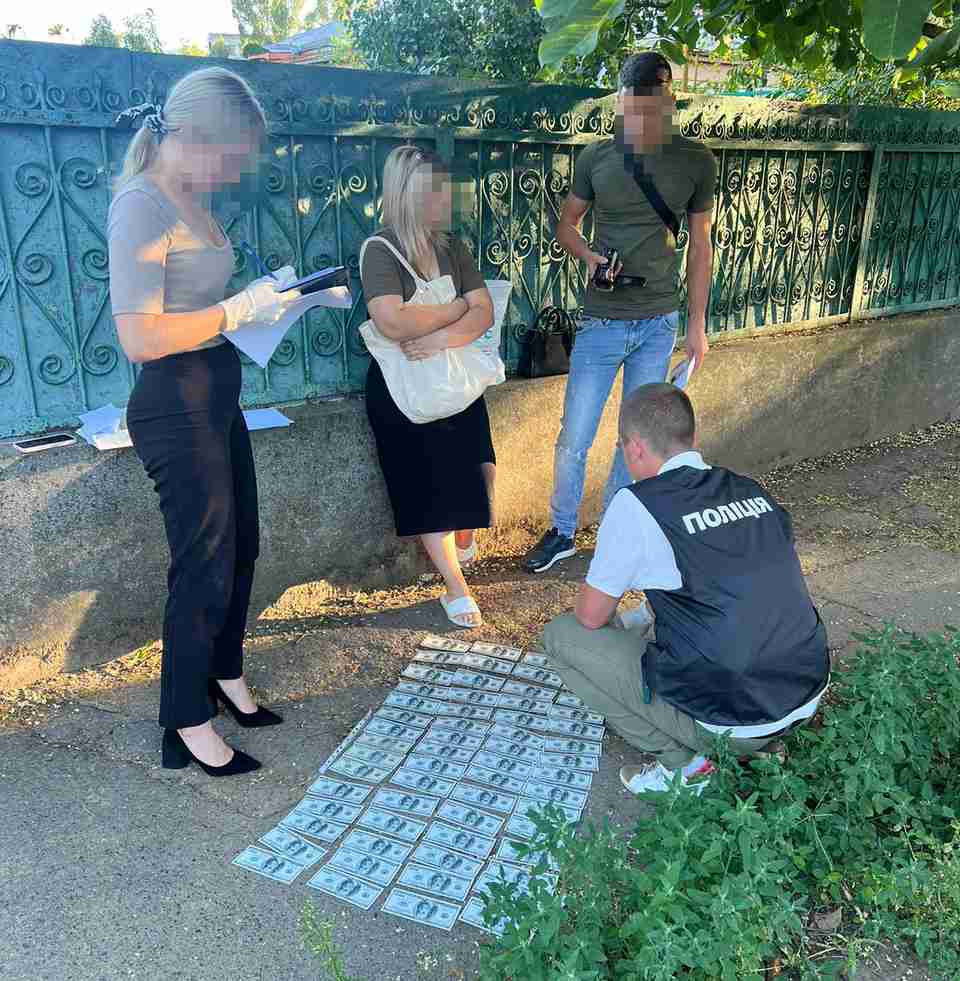 На Одещині посадовець вимагав гроші у дружини військовослужбовця, що отримав тяжке поранення (ФОТО)
