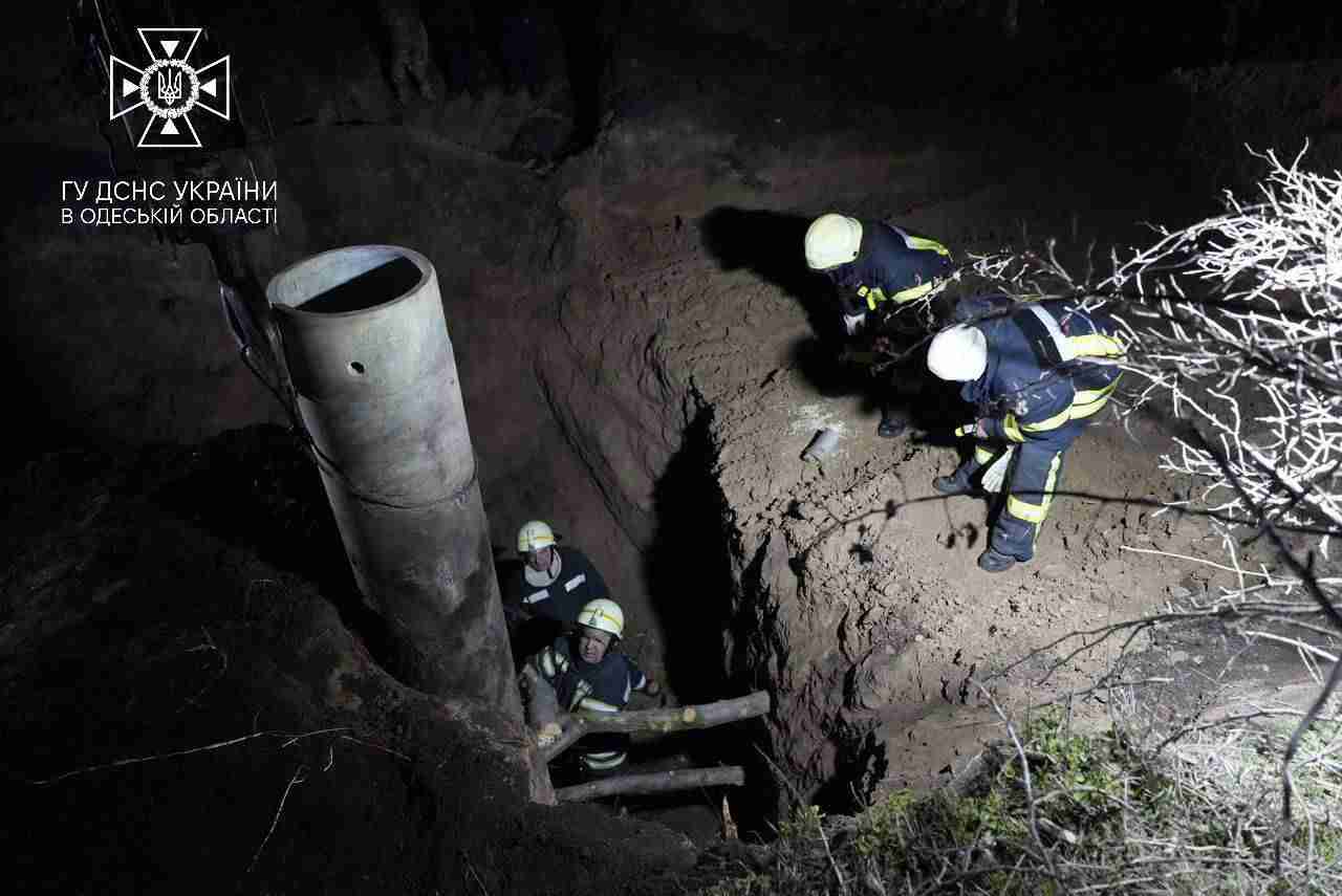 На Одещині рятувальники витягли з 18-метрового колодязя тіло чоловіка (ФОТО)