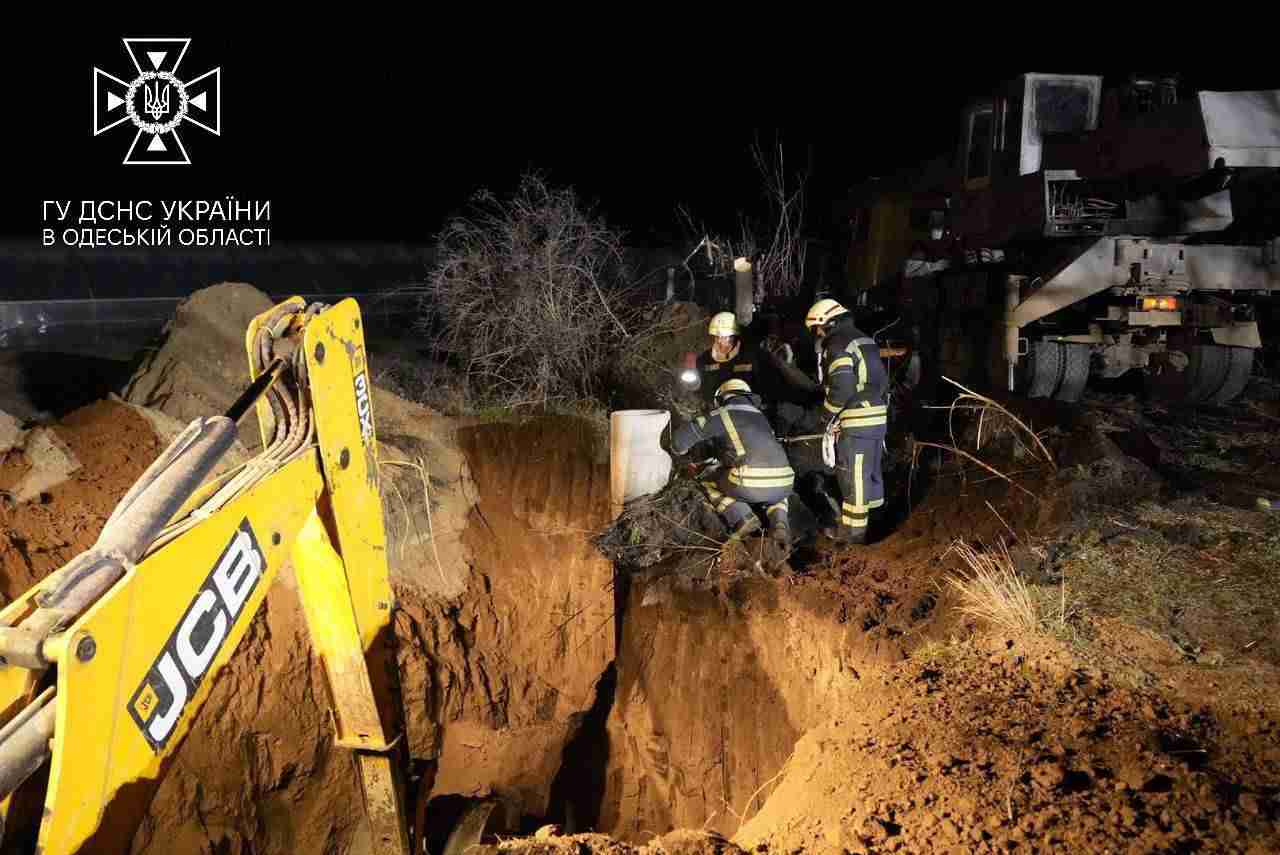 На Одещині рятувальники витягли з 18-метрового колодязя тіло чоловіка (ФОТО)