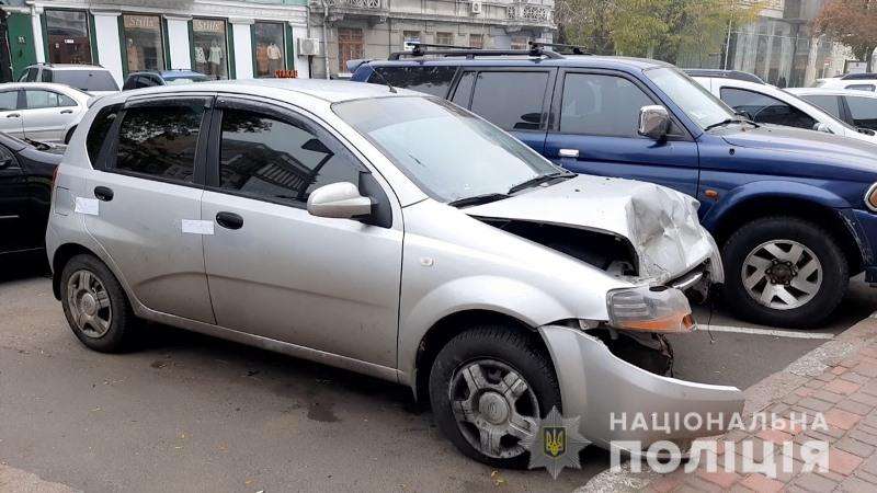 На Одещині жінка викрала у таксиста автомобіль і попала на ньому в ДТП (фото, відео)