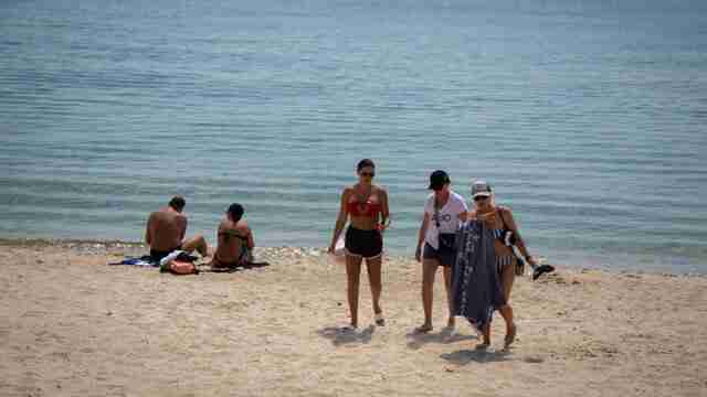 На одному з пляжів Одеси,відпочивальникам - порушникам видавали повістки до військкомату (фото)