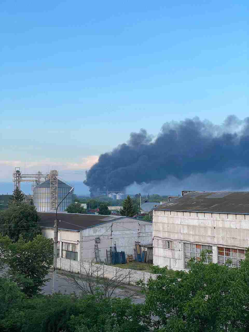 На окупованій Луганщині масштабна пожежа на військовому об'єкті (ФОТО)