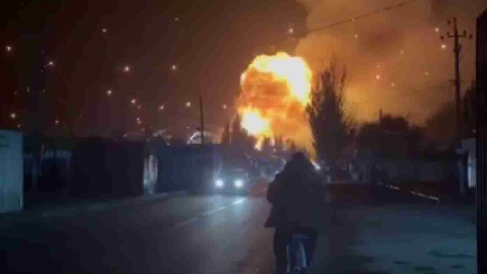 На окупованій території Донеччини потужна пожежа: детонують російські склади боєприпасів (ВІДЕО)