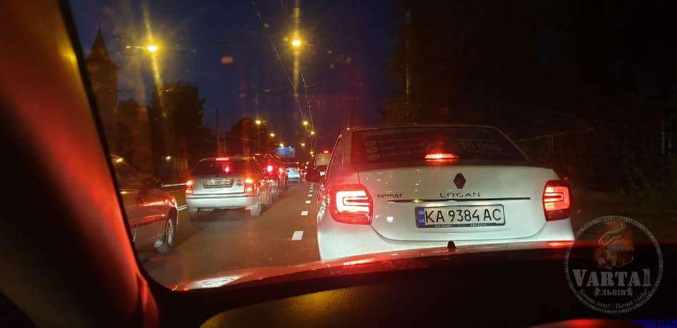 На перехресті Кульпарківська-Садова зіткнулись два авто: фото та відео моменту ДТП