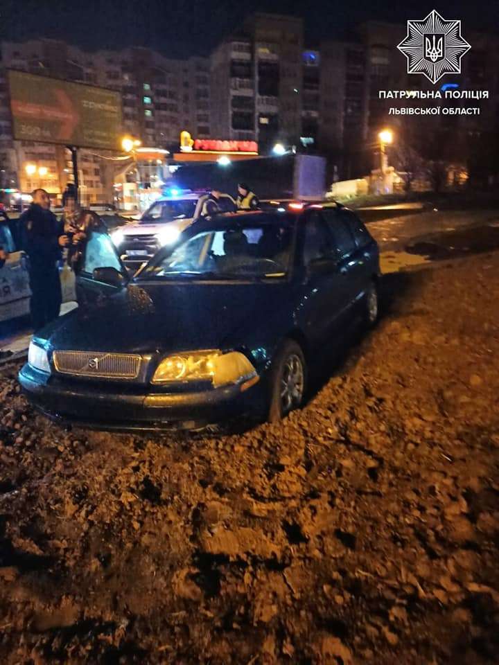 На перехресті вулиці Варшавської-проспекту Чорновола п’яний водій виїхав на клумбу (фото)
