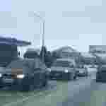 На перетині доріг Львів - Трускавець лісовоз застряг на слизькій дорозі і заблокував рух (ФОТО)