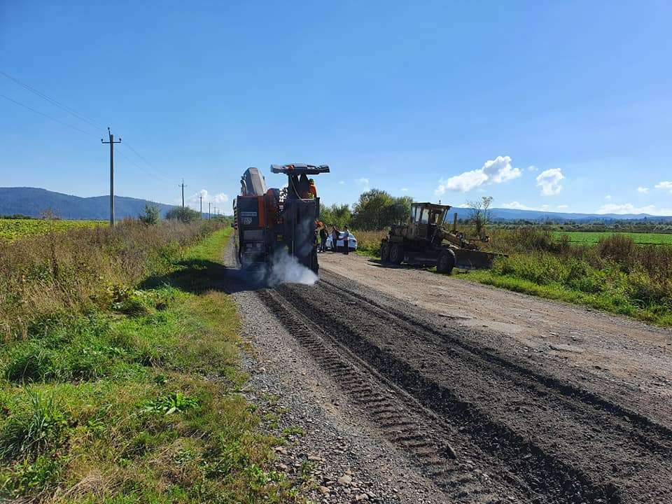 На під’їзді до села Корчин ремонтують дорогу (фото)