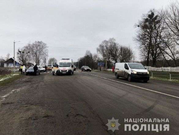 На пішохідній «зебрі» біля школи мікроавтобус збив насмерть дитину на Рівненщині (фото)
