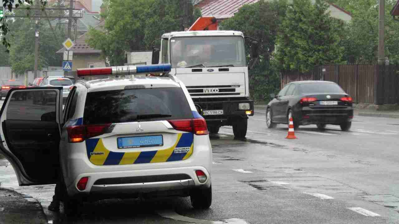 На пішохідному переході у Львові вантажівка збила дівчину (ФОТО)
