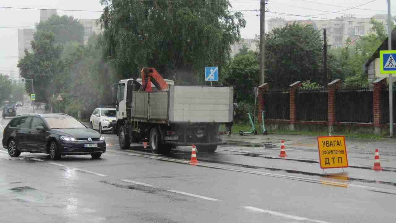 На пішохідному переході у Львові вантажівка збила дівчину (ФОТО)