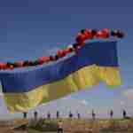 На півострів Крим запустили величезний український прапор (фото)