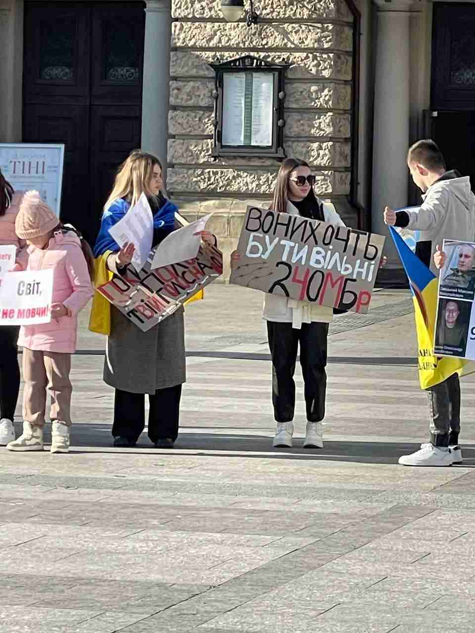 На площі перед Львівською оперою відбулася акція на підтримку військовополонених (ВІДЕО)
