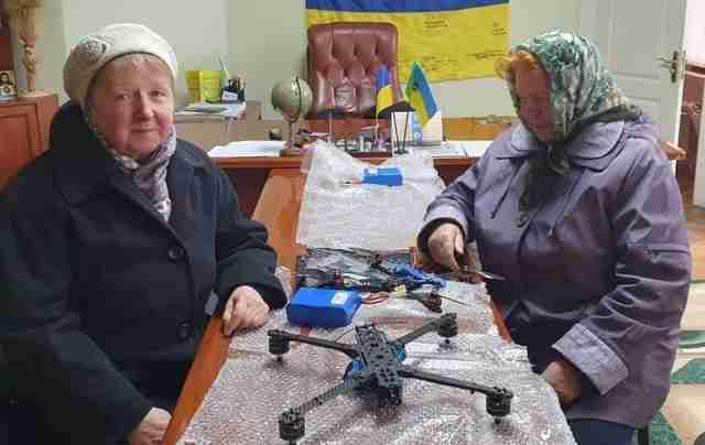 На Прикарпатті дві пенсіонерки збирали власні пенсії та купили дрон для ЗСУ