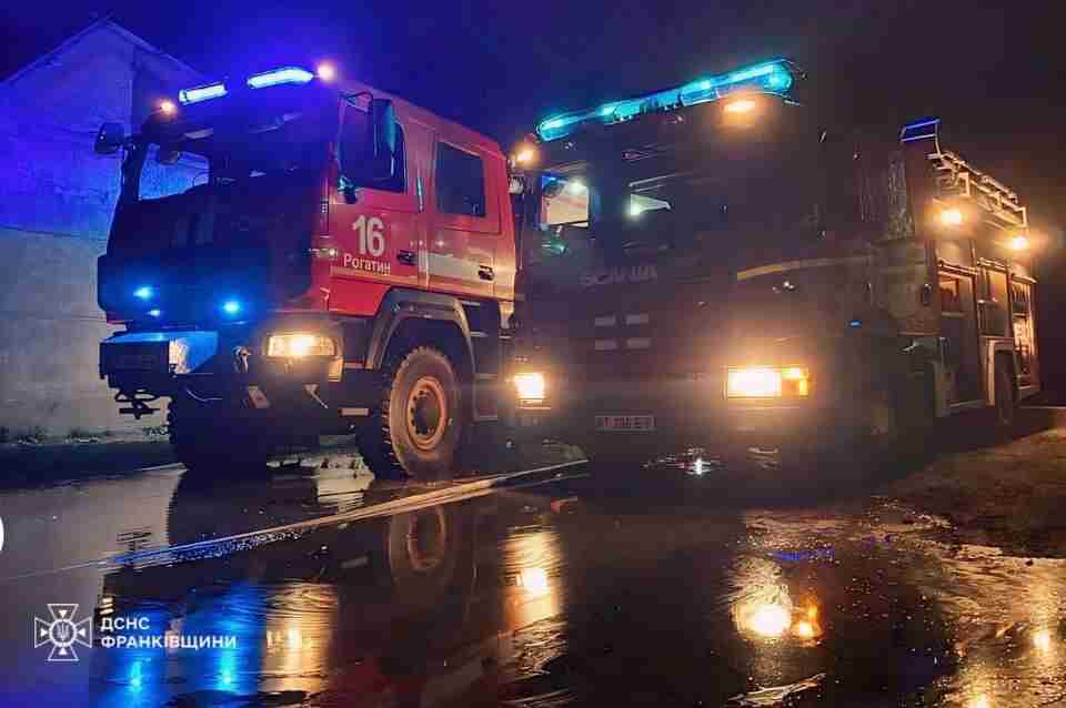 На Прикарпатті ліквідовано пожежу спричинену ракетними ударами (ФОТО)