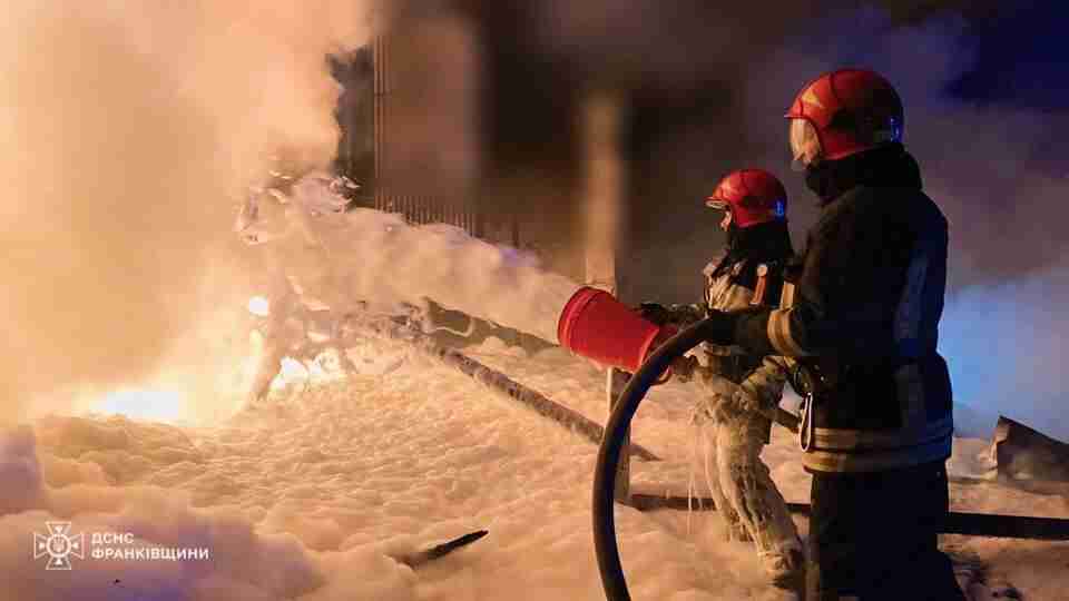 На Прикарпатті ліквідовано пожежу спричинену ракетними ударами (ФОТО)