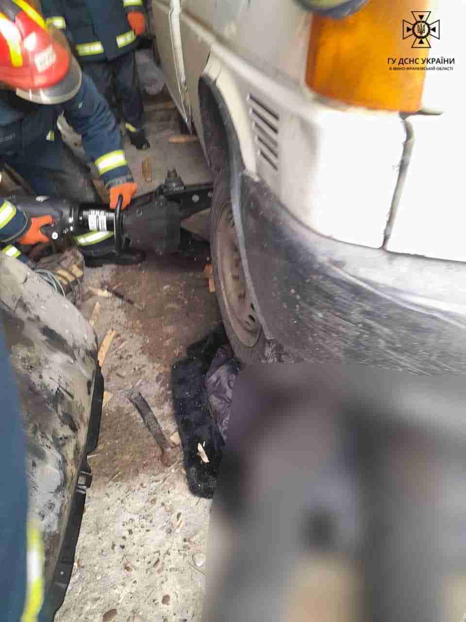На Прикарпатті мікроавтобус насмерть притиснув чоловіка (ФОТО)