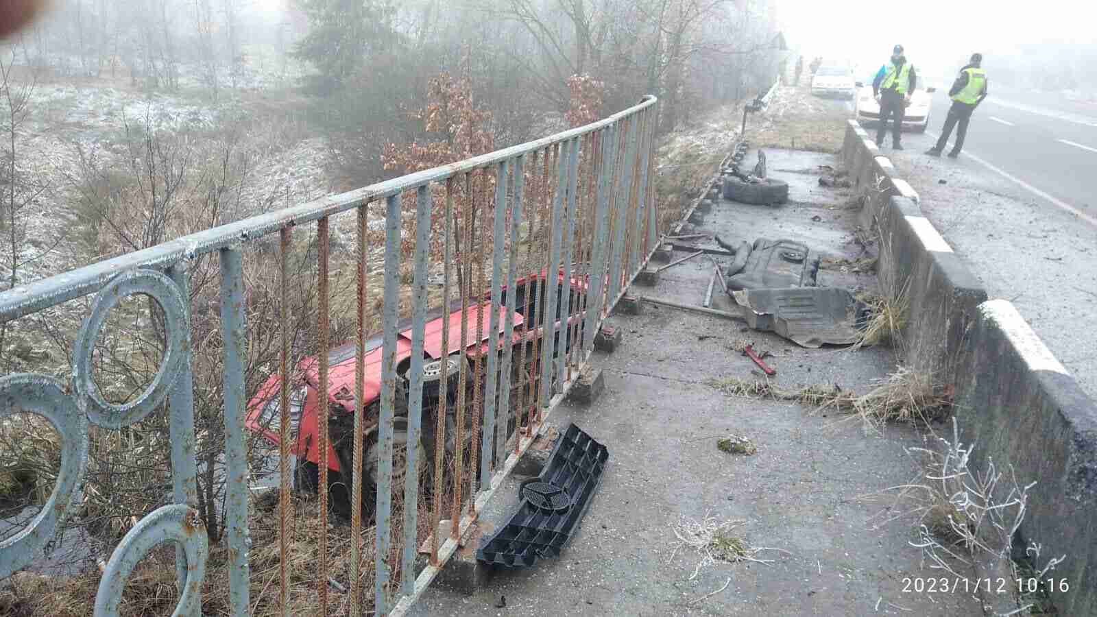 На Прикарпатті з мосту впав мікроавтобус з людьми (ФОТО)