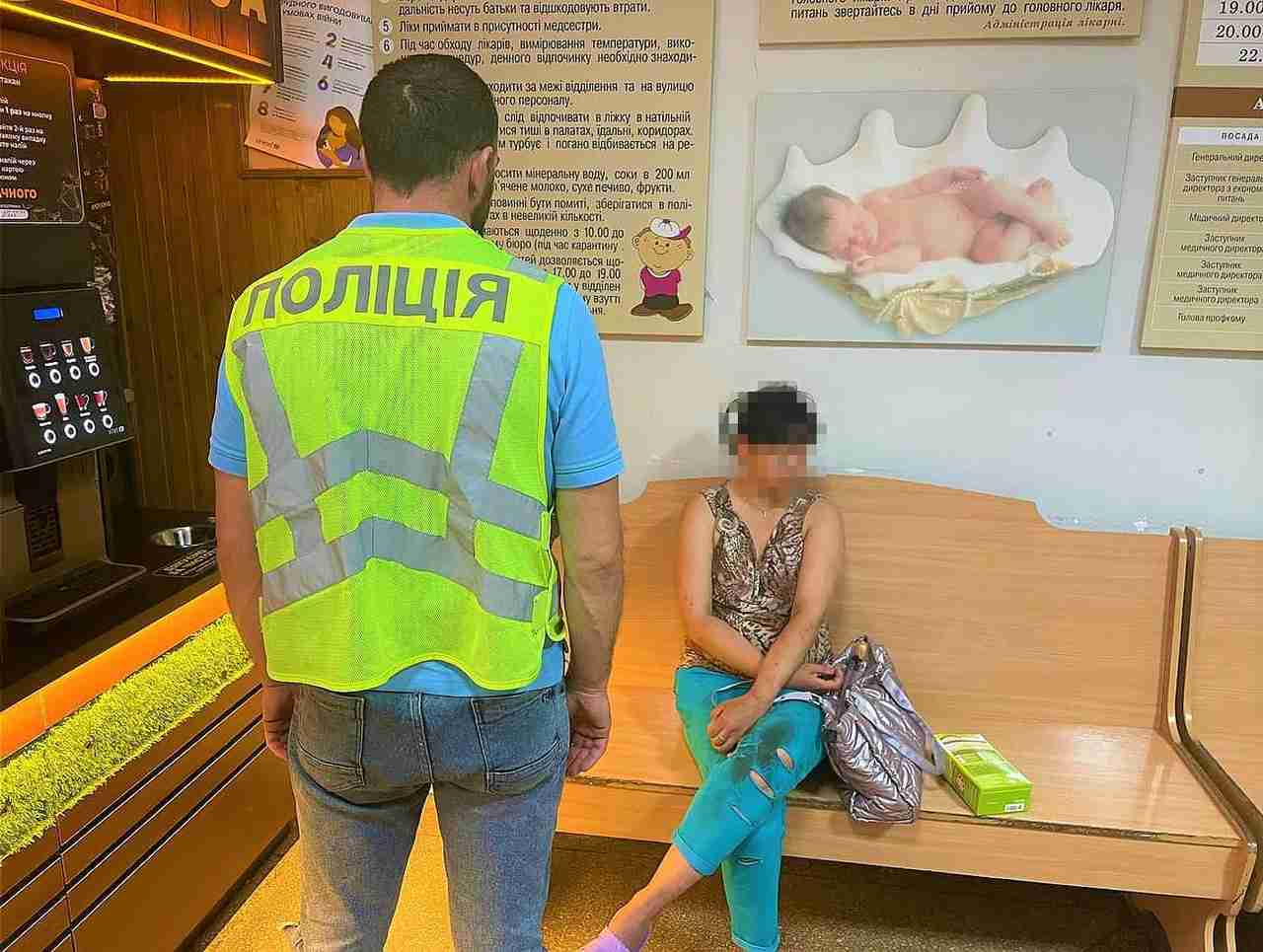 На Прикарпатті жінка з сокирою напала на дитину, ще двох - викрала (ФОТО)