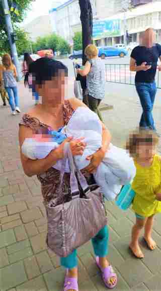 На Прикарпатті жінка з сокирою напала на дитину, ще двох - викрала (ФОТО)
