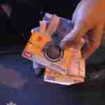 На проспекті Свободи поліція затримала трьох грабіжників, які знімали гроші з чужої картки