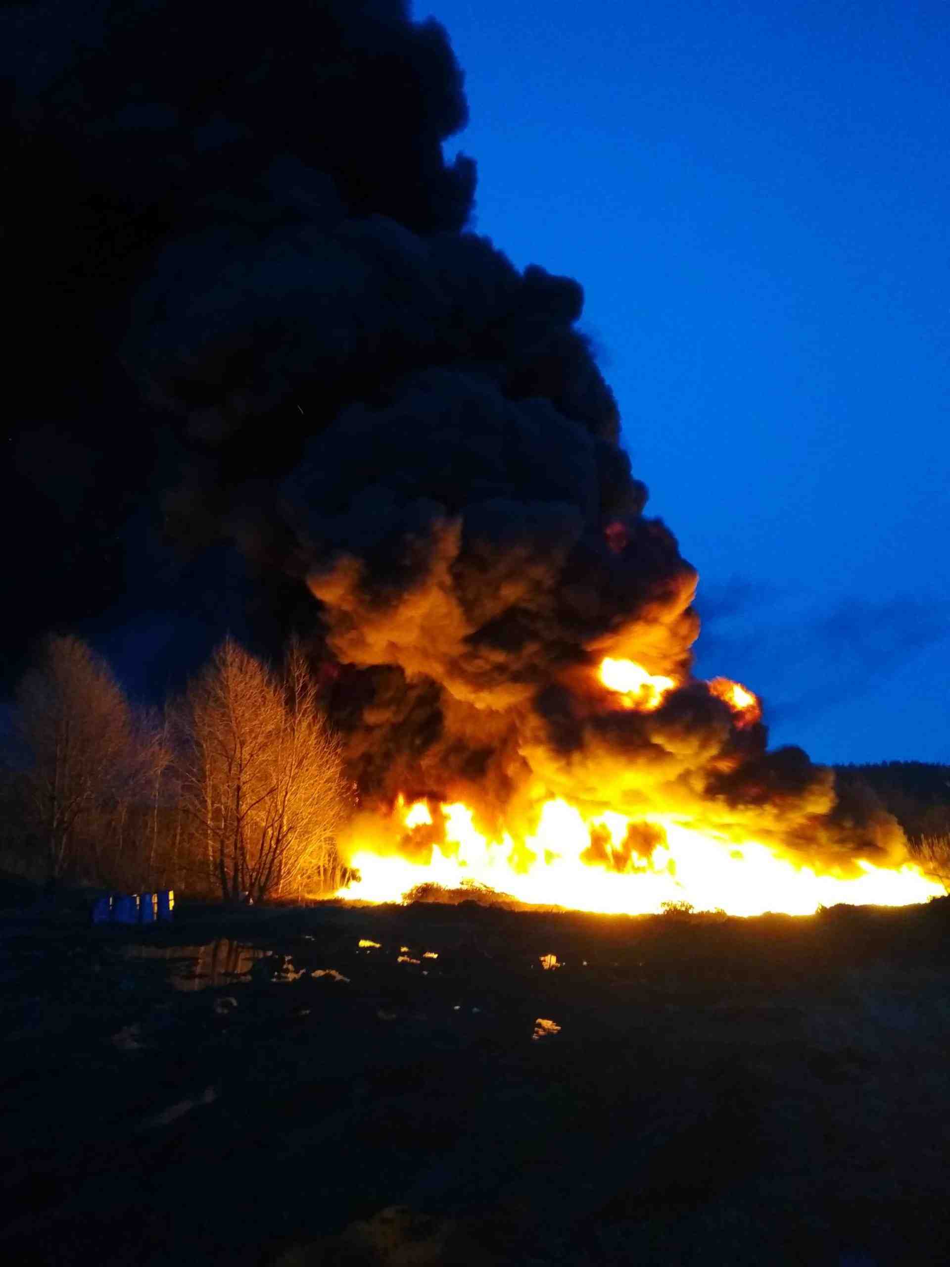 На Прикарпатті горіли залишки розлитих нафтопродуктів та чагарники (фото, відео)