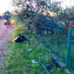 На Прикарпатті неповнолітній хлопець за кермом автомобіля влетів в паркан, опинившись на подвір’ї будинку(фото)