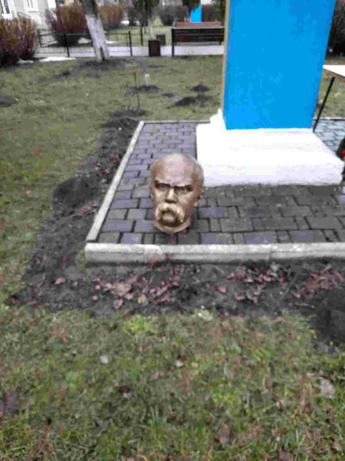 На Прикарпатті невідомі відрізали голову пам’ятнику Кобзаря (фото)