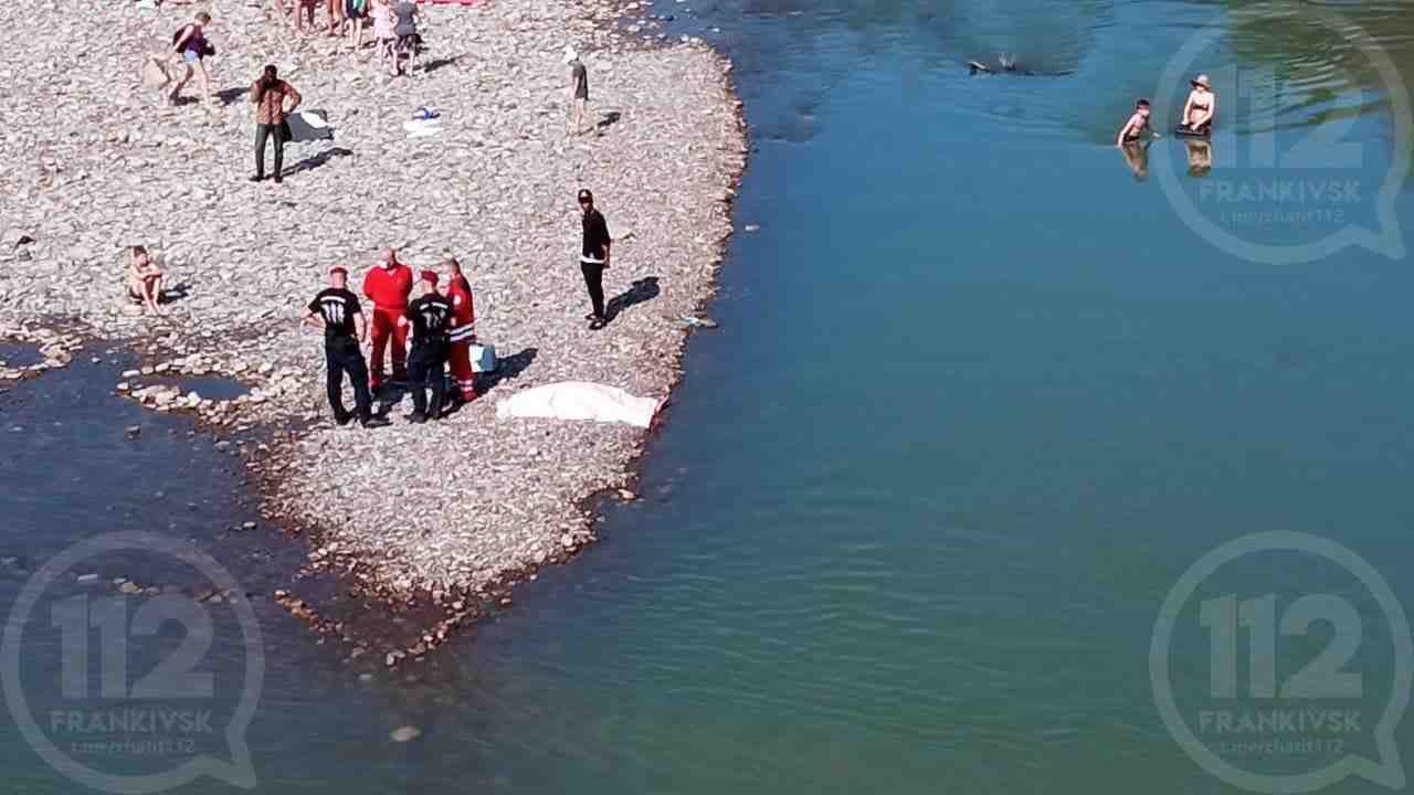 На Прикарпатті встановлюють особу чоловіка, який потонув (відео, фото)