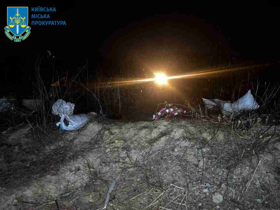 На пустирі у Києві знайшли викинуті 20 урн з прахом (ФОТО)
