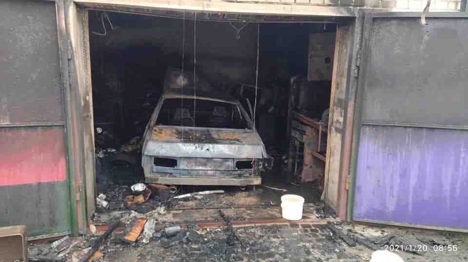 На Пустомитівщині під час пожежі у гаражі вогонь знищив автомобіль (фото)