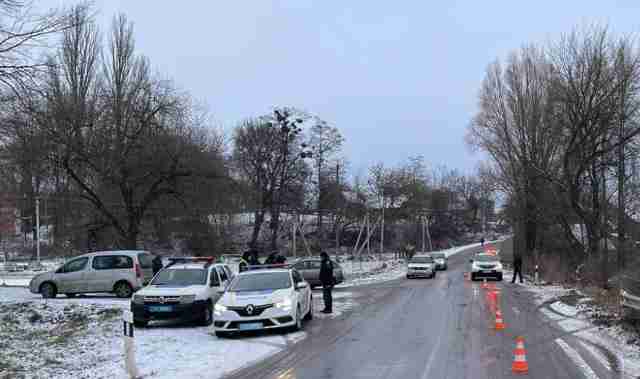 На Рівненщині автомобіль збив людей і дитину на місці зупинки громадського транспорту (ФОТО, ВІДЕО)