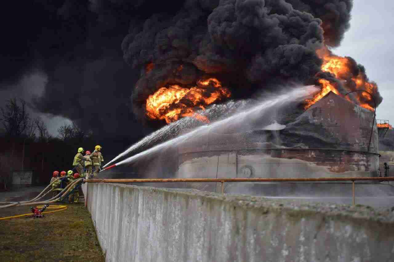 На Рівненщині другу добу триває ліквідація пожежі на нафтобазі
