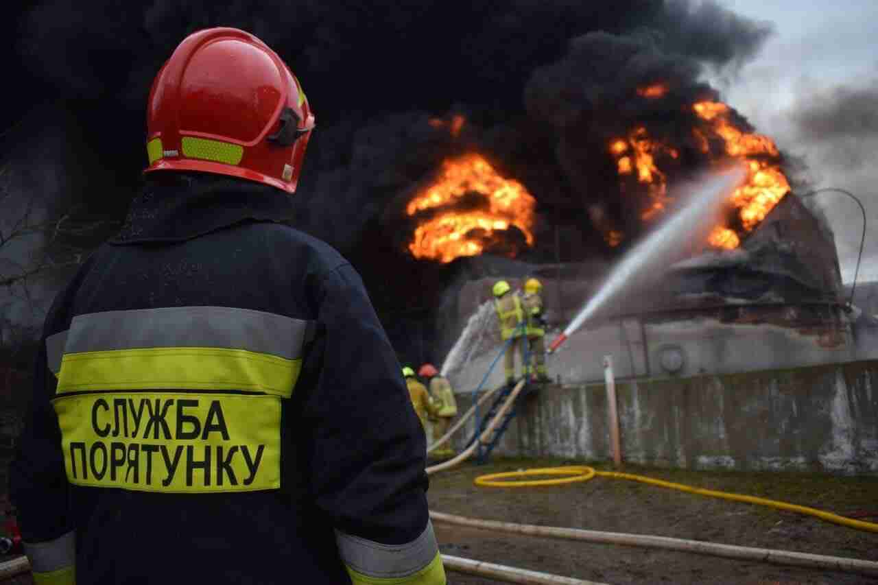 На Рівненщині другу добу триває ліквідація пожежі на нафтобазі