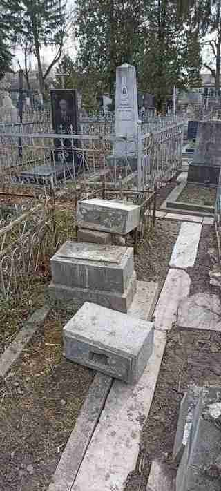 На Рівненщині невідомі потрощили десятки могил на міському кладовищі (ФОТО)