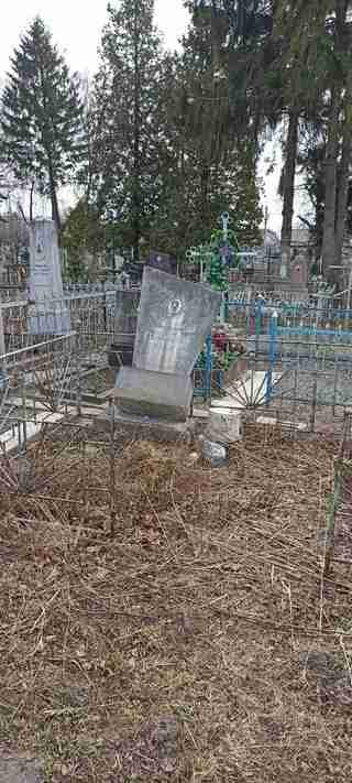 На Рівненщині невідомі потрощили десятки могил на міському кладовищі (ФОТО)