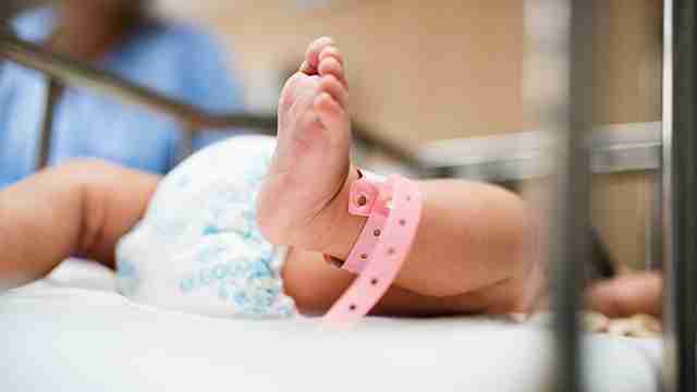На Рівненщині розслідують обставини смерті немовляти, яке впало в кому одразу після народження